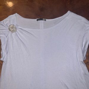 Brand new w/o tags, ALICE and OLIVIA blouse with diamond collar detail